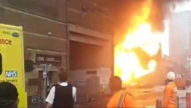 Una explosión seguida de incendio se registró en una estación del metro de Londres