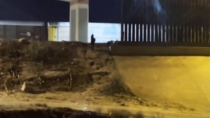 El desgarrador grito de un nene abandonado en la frontera de México con Estados Unidos: «No te vayas»