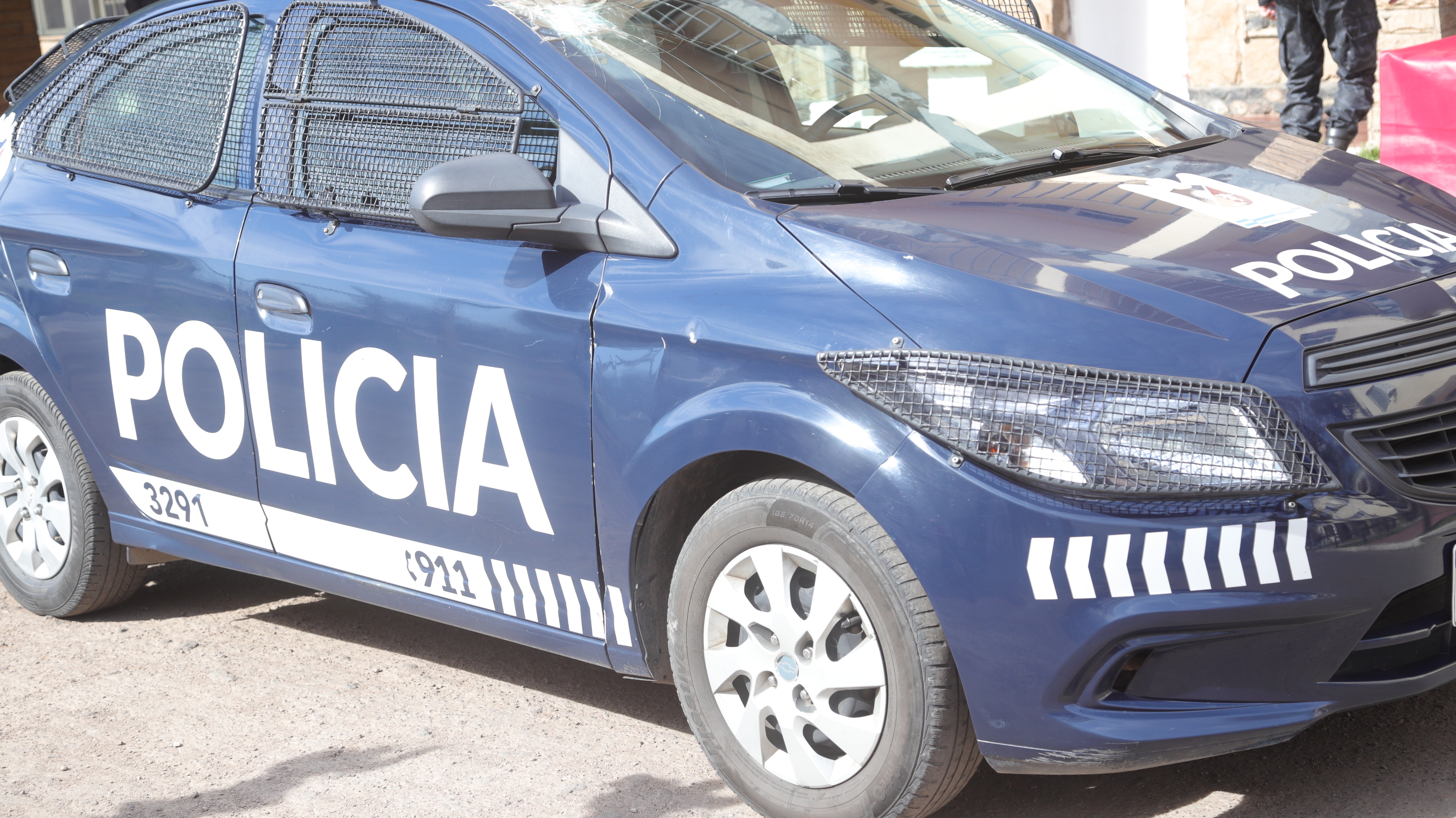 Robó un matafuego de un auto  pero quedó detenido