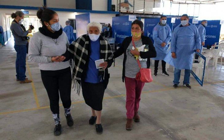 Tucumán: vacunaron contra el coronavirus a una mujer de 108 años