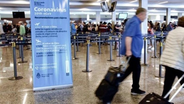 Aerolíneas extranjeras acusan a la Argentina de «dejar tiradas» por el mundo a 1.400 personas por día