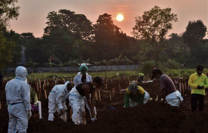 Arrasa la variante delta de coronavirus: India llega a 400 mil muertos y Rusia inicia una tercera ola