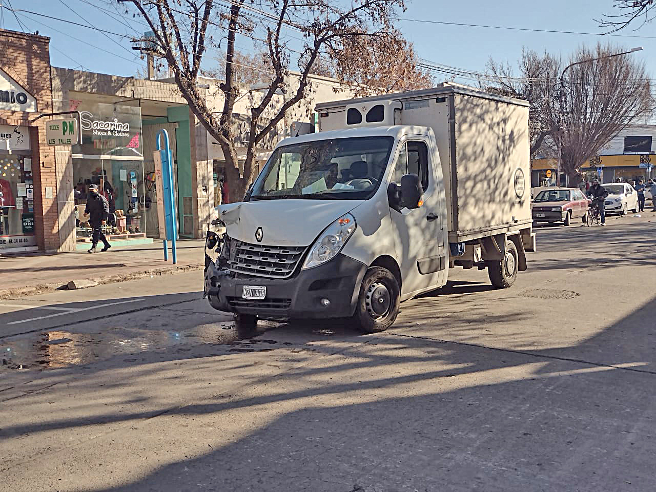 Perdió en control de su utilitario y chocó varios vehículos estacionados