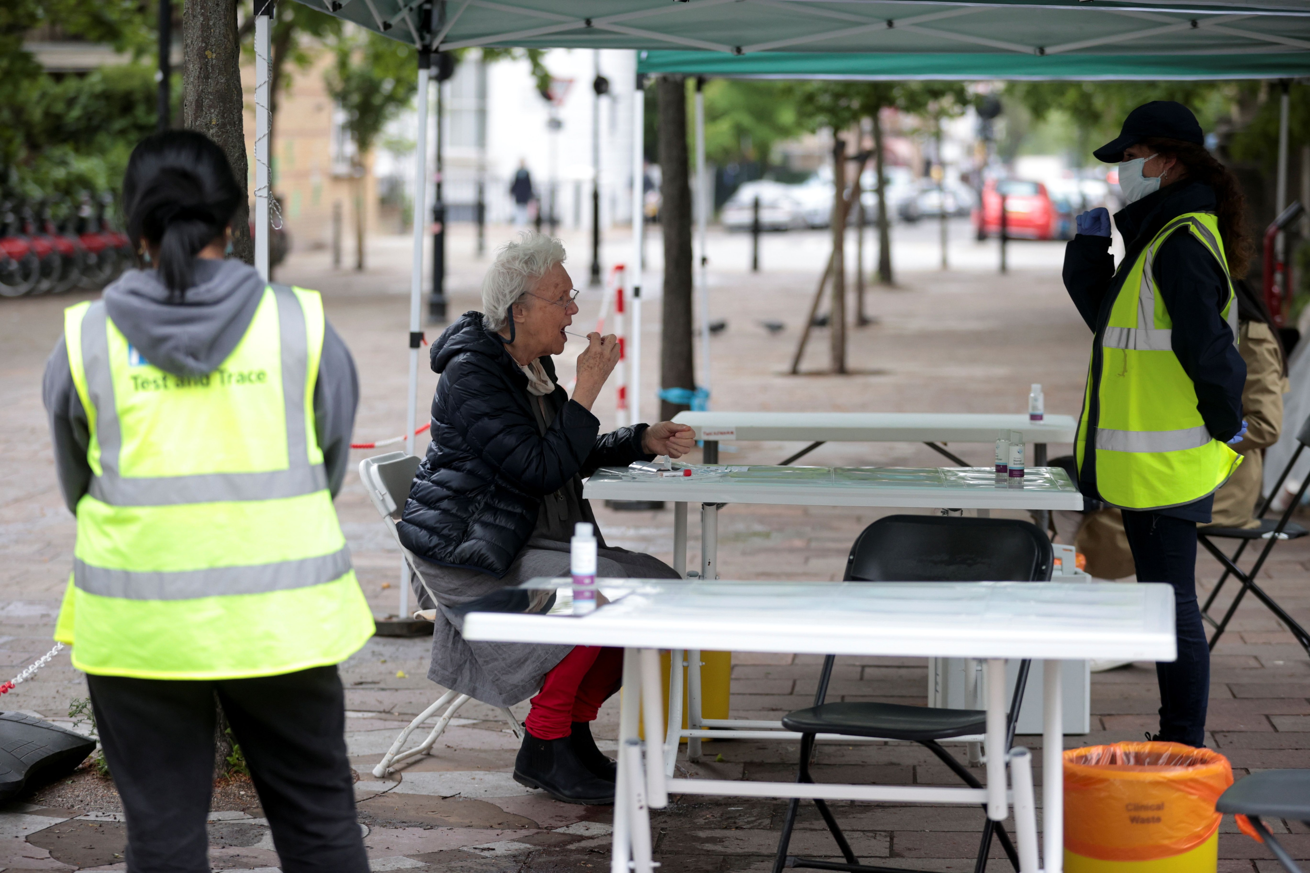 Científicos del Reino Unido reclaman que se incluyan cuatro síntomas de COVID-19 como signos de la enfermedad