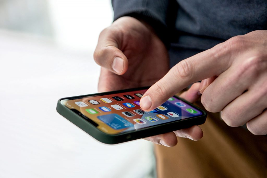 Cómo y por qué se debe borrar la memoria caché del navegador web en iPhone