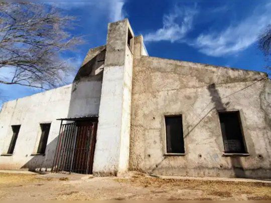 Insólito caso en Córdoba: Usurparon una Iglesia y pusieron un parripollo