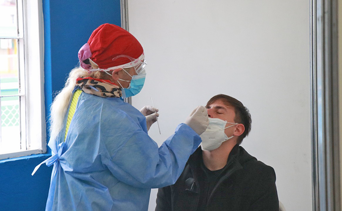 Covid-19: menos casos diarios  y considerable baja en la positividad de los testeos