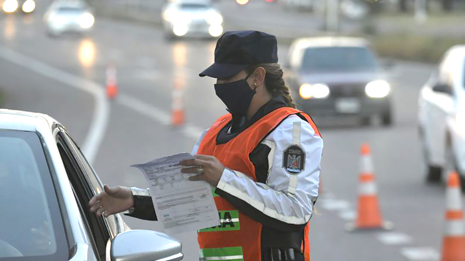 Disminuyó la punibilidad de conducir  de día sin las luces bajas encendidas
