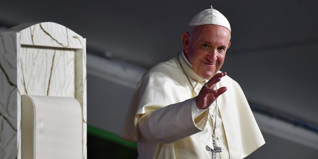 El Papa está «en buenas condiciones» tras la operación en el colon y permanecerá internado una semana