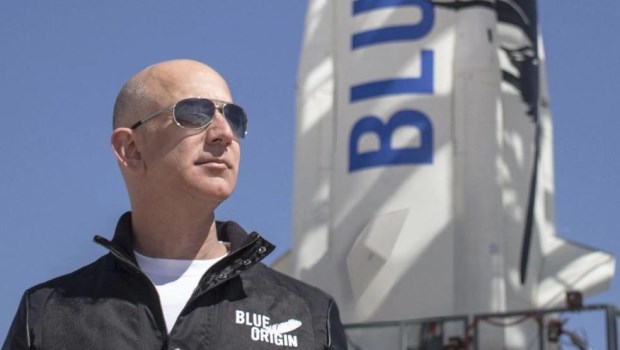 El multimillonario Jeff Bezos se prepara para ser lanzado al espacio este martes