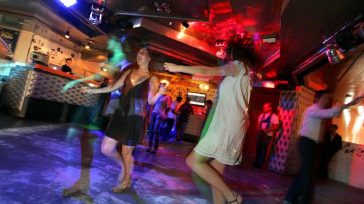 Francia reabre discotecas tras 16 meses