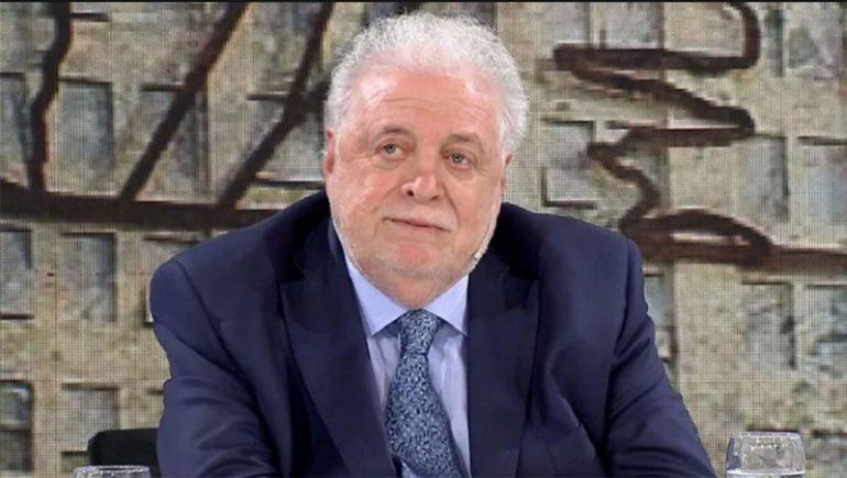 Ginés González García volvió al país y fue increpado en Ezeiza