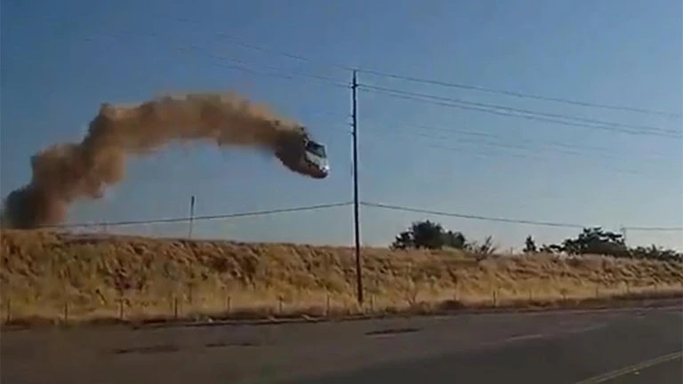 Grabaron el escalofriante momento en que un auto aparece volando y choca contra el asfalto