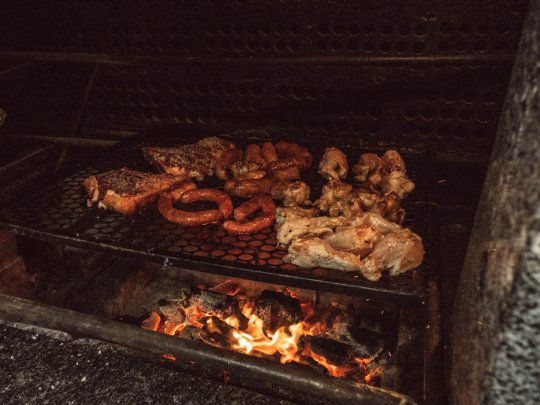 Tucumán: hacían un asado en la vereda, se descuidaron y alguien se llevó la carne de la parrilla