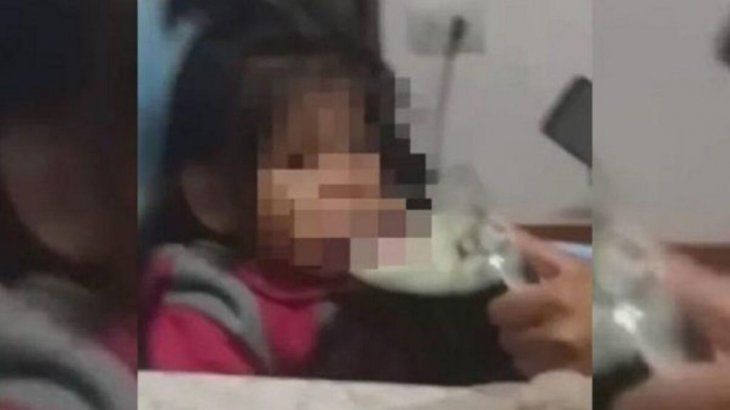 «Hay que festejar así»: una madre le dio de tomar fernet a su beba y subió el video a las redes