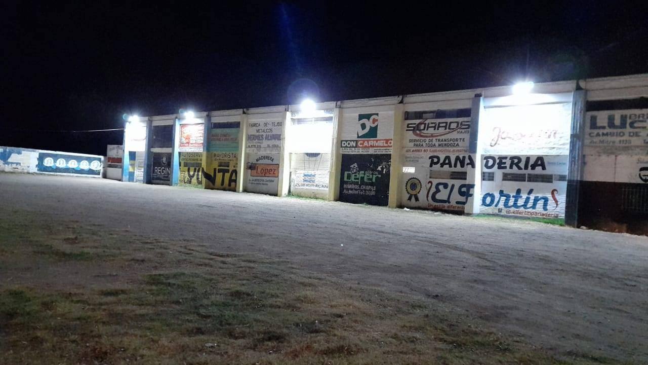 El Club Huracán sigue realizando obras y mejoró la iluminación de su salón