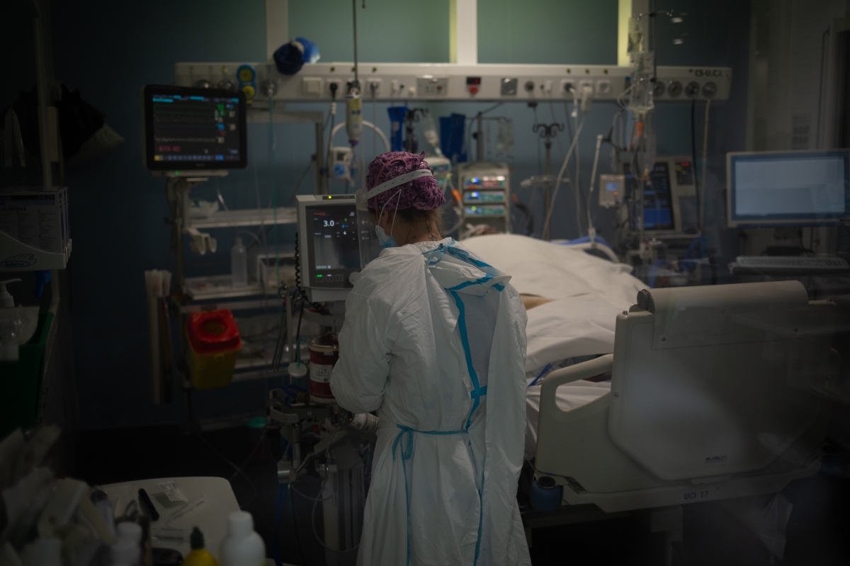 Preocupación en el mundo científico: Investigan el caso de una mujer infectada con dos cepas de coronavirus a la vez