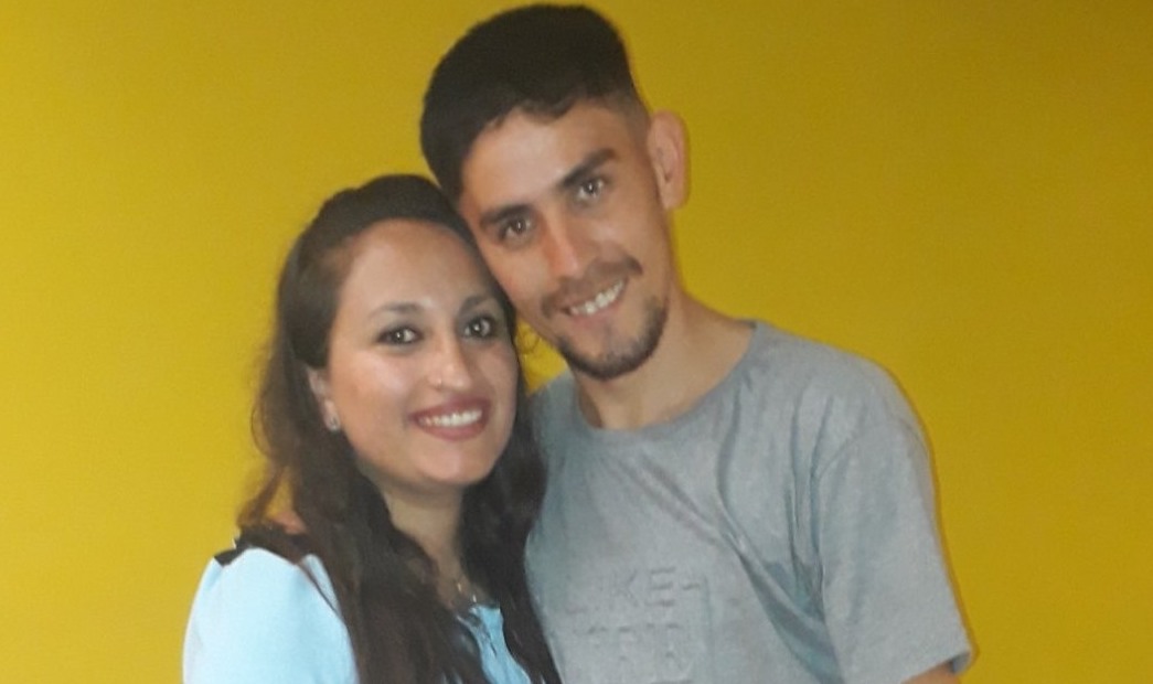 La dolorosa historia de Sebastián: su esposa murió de coronavirus después de dar a luz y él organiza una rifa para pagar el sepelio