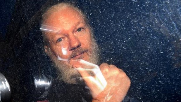 La justicia de Ecuador resolvió quitarle la nacionalidad a Julian Assange