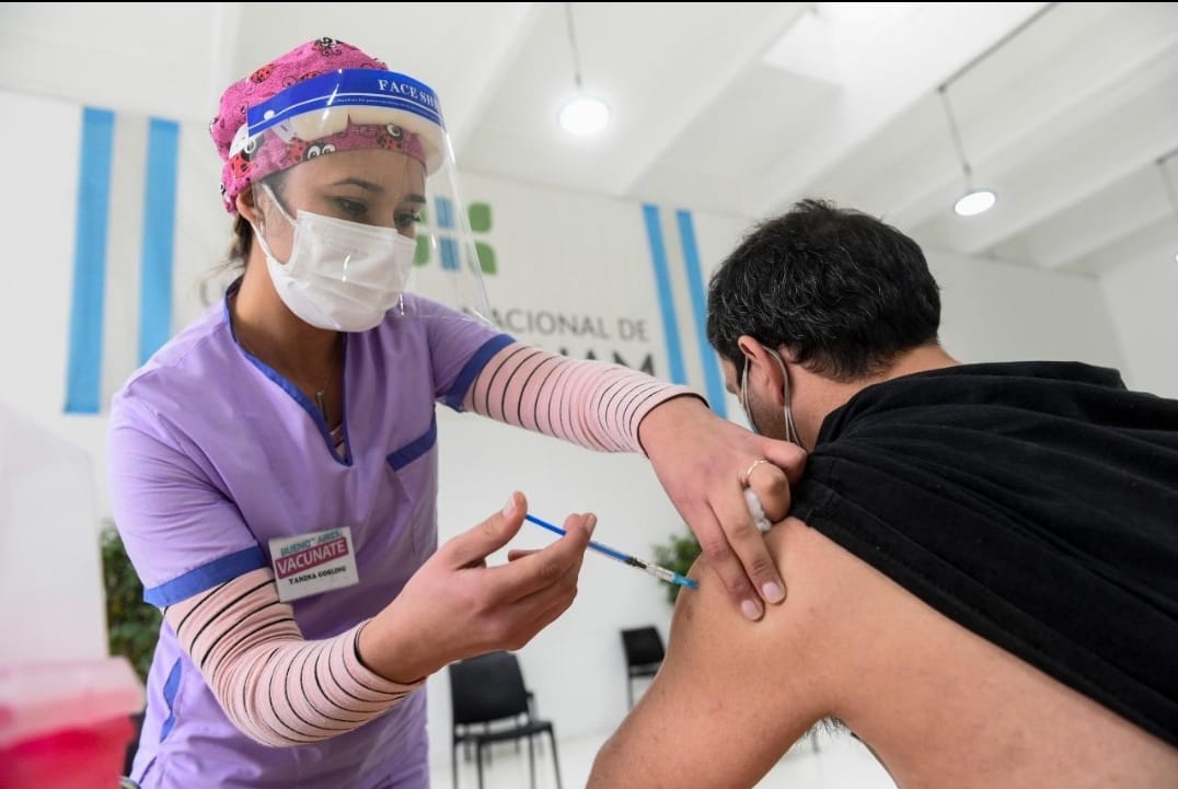 “La vacuna no se pierde”, señaló un infectólogo asesor del Gobierno sobre la demora de la segunda dosis