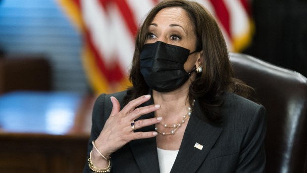 Las mascarillas regresaron a la Casa Blanca tras el repunte de casos de COVID