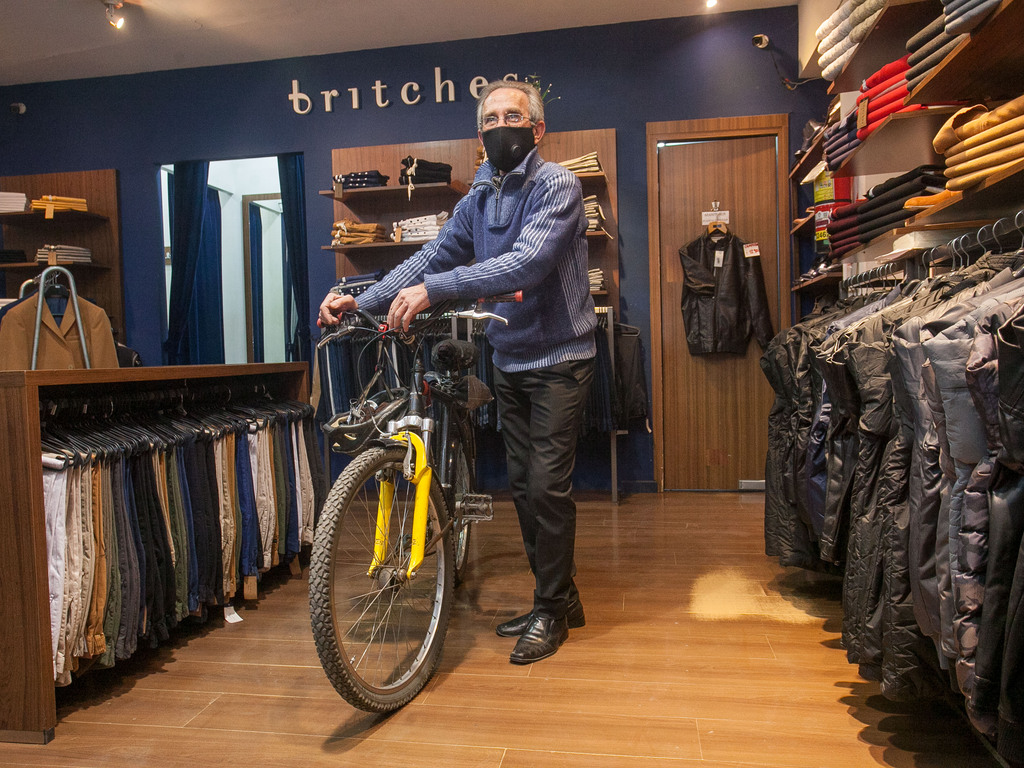 Las reflexiones de un vendedor que lleva 46 años pedaleando hasta el trabajo