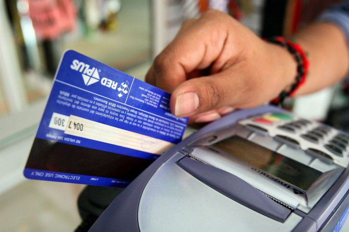 Los bancos deberán acreditar a los comercios las ventas realizadas con tarjeta de débito al siguiente día hábil