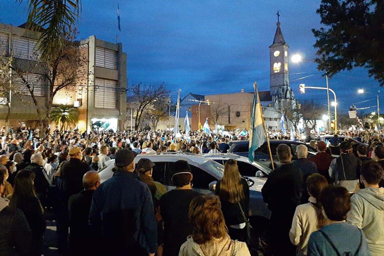 Más argentinos prefieren que las empresas públicas estén en manos de la gestión privada a que sigan siendo manejadas por el Estado