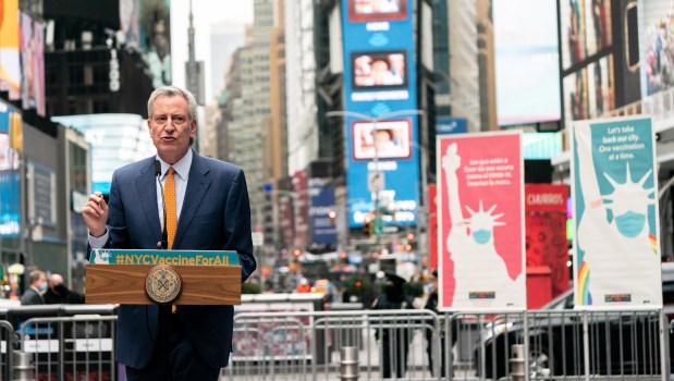 Nueva York pagará 100 dólares a quien se vacune contra la covid-19