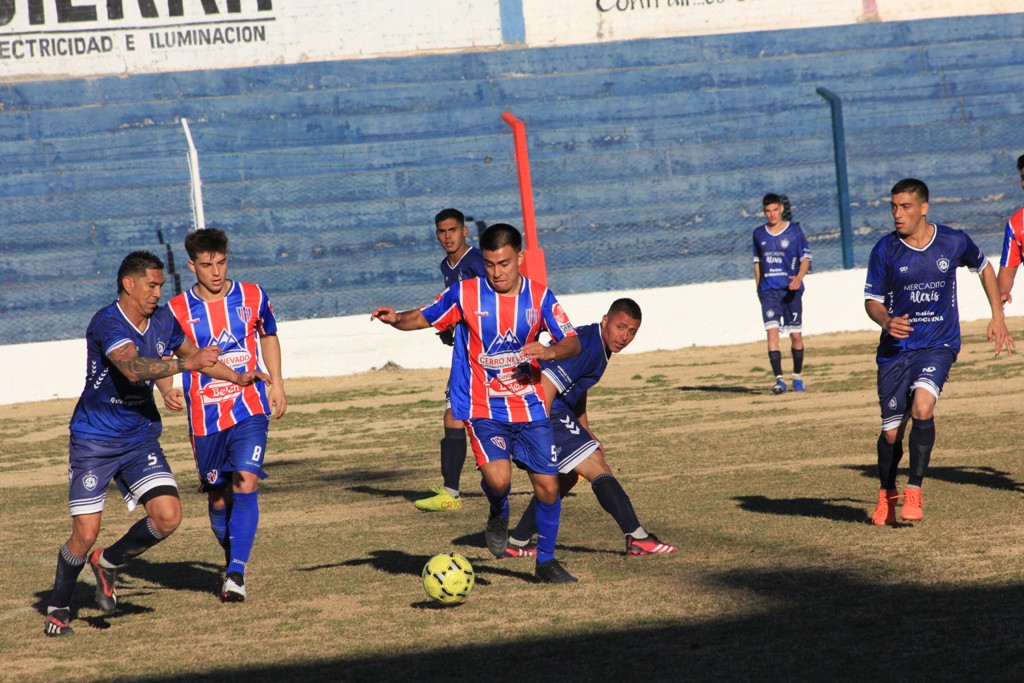 Fútbol: Pedal y Balloffet ganaron en el reinicio del torneo de Primera A