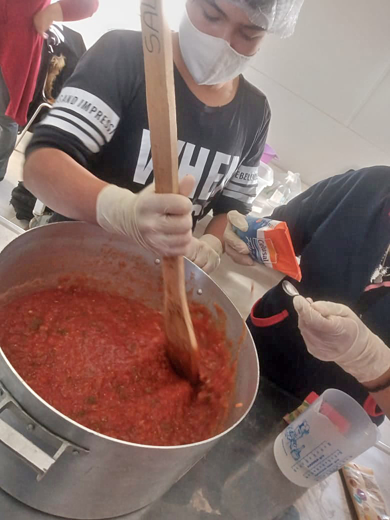 Pese a las temperaturas y la distancia, alumnos de la  escuela de El Sosneado producen y realizan su huerta