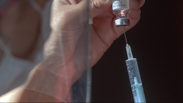 Pfizer dice que la tercera dosis puede mejorar la protección contra la variante delta