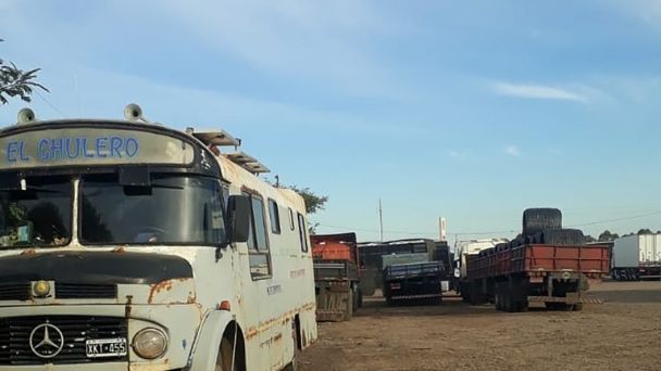 Quedaron varados a 20 cuadras de la Argentina con sus hijas: “Ya no tenemos comida ni agua”