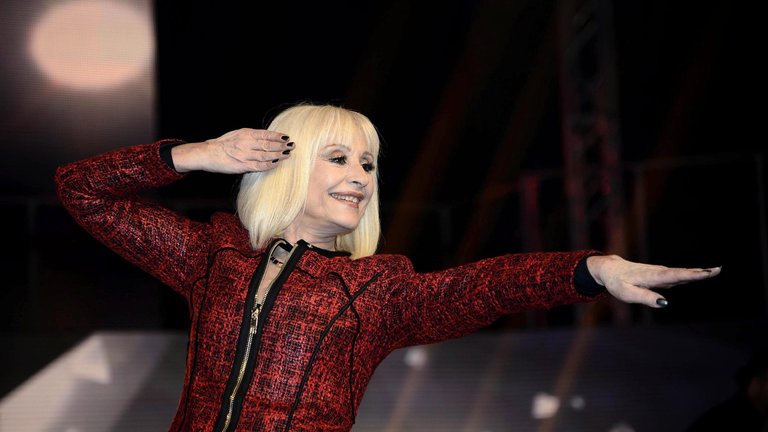 Rafaella Carrà, la cantante italiana que trascendió fronteras, rechazó a Sinatra y se volvió icono del orgullo gay