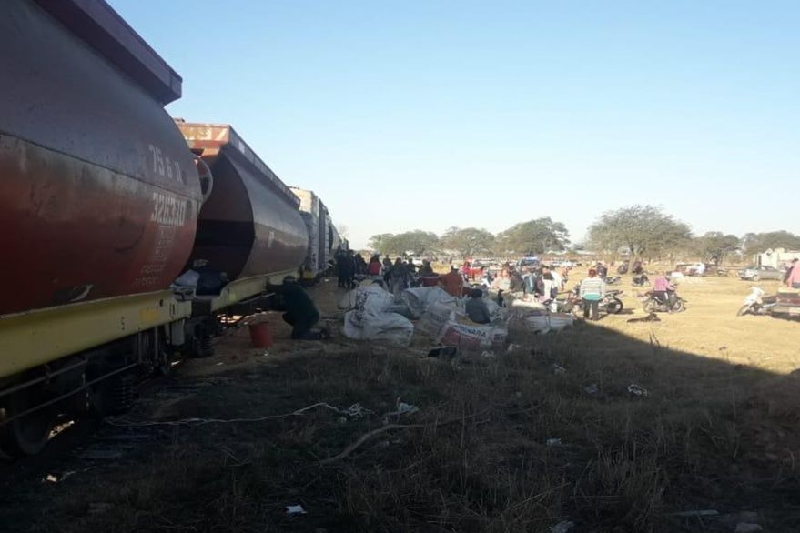 Grave: Saquearon un tren con maíz y se llevaron miles de kilos del cereal en baldes, bolsas y carretillas