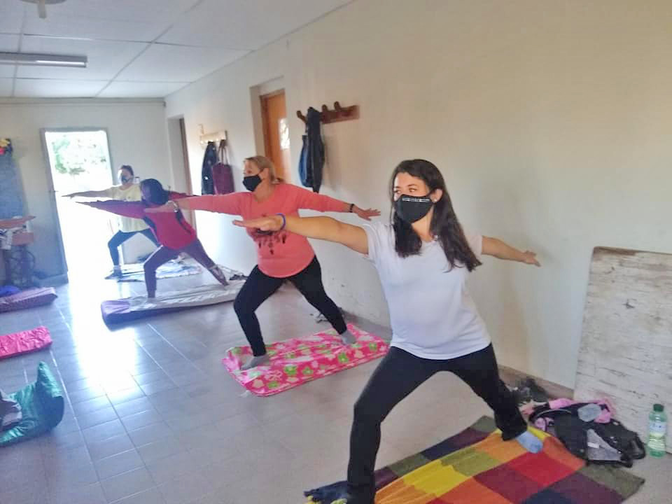Se dictan clases gratuitas de yoga para adultos mayores