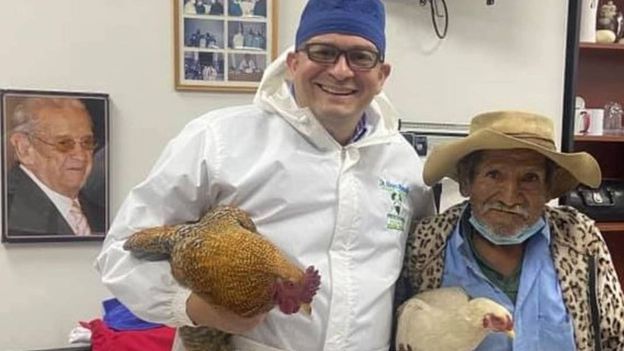 Bolivia: “Se me cayeron las lágrimas”, tiene 80 años y pagó una operación con gallinas