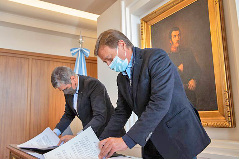 Suarez y el presidente de YPF anunciaron  una inversión histórica en Mendoza