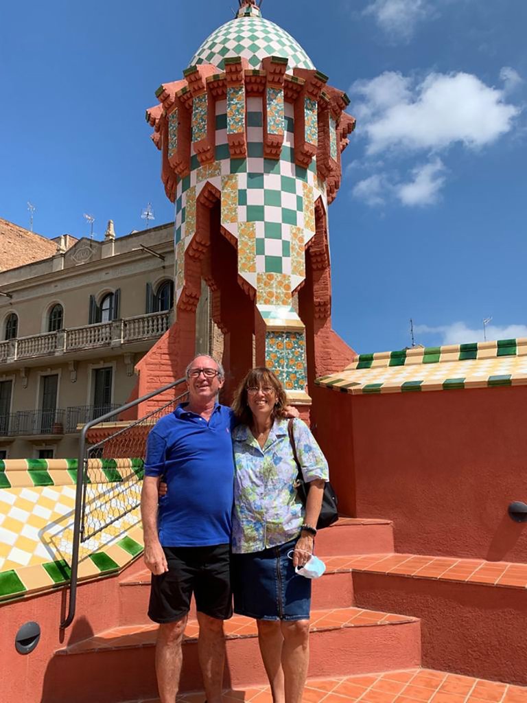 Viajaron a España para ver a sus hijos, la madre de él murió por COVID y no pudieron volver porque están varados: “Siento que nos odian”