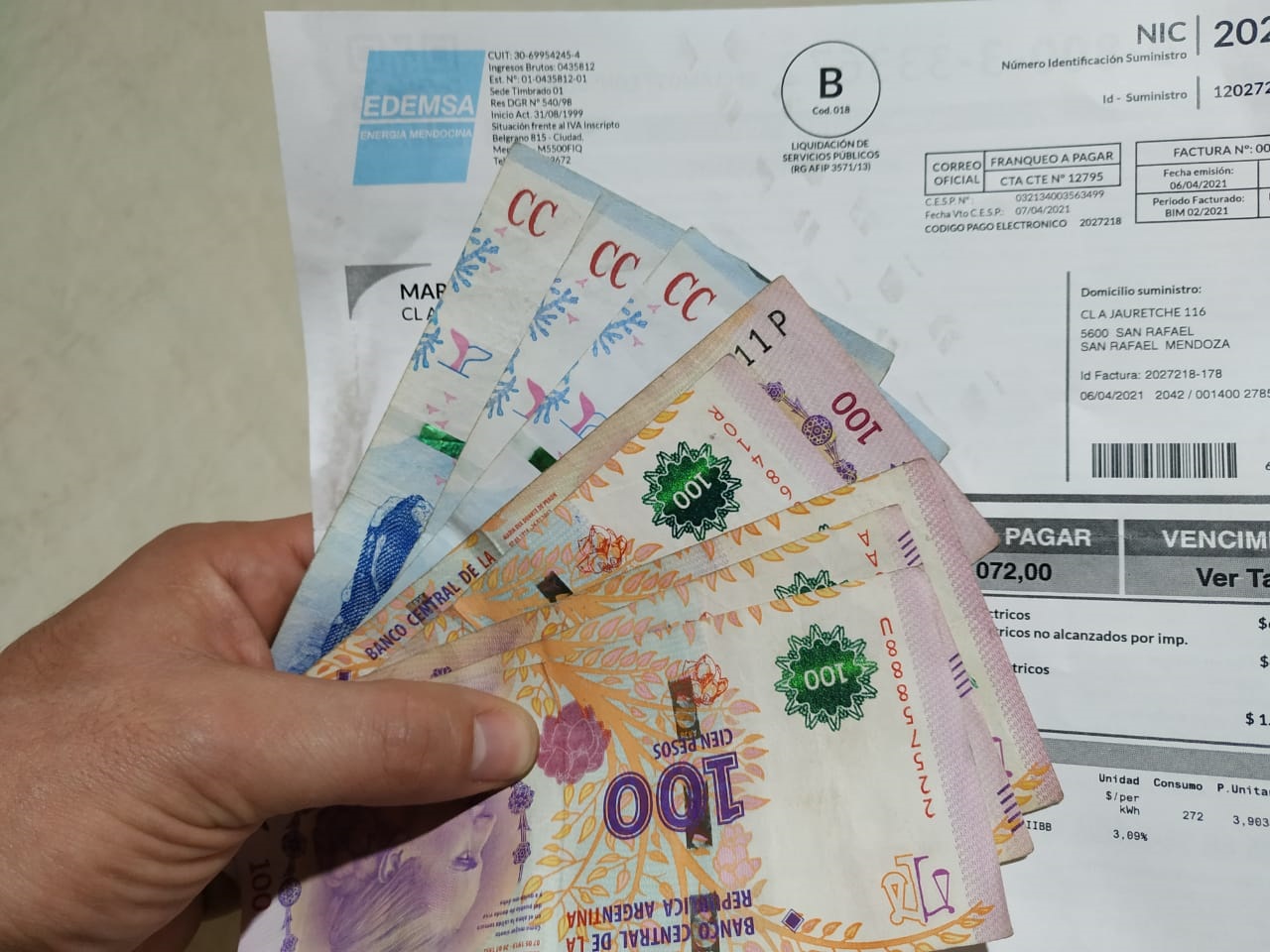 Vecinos reclaman  por facturas de luz excesivas