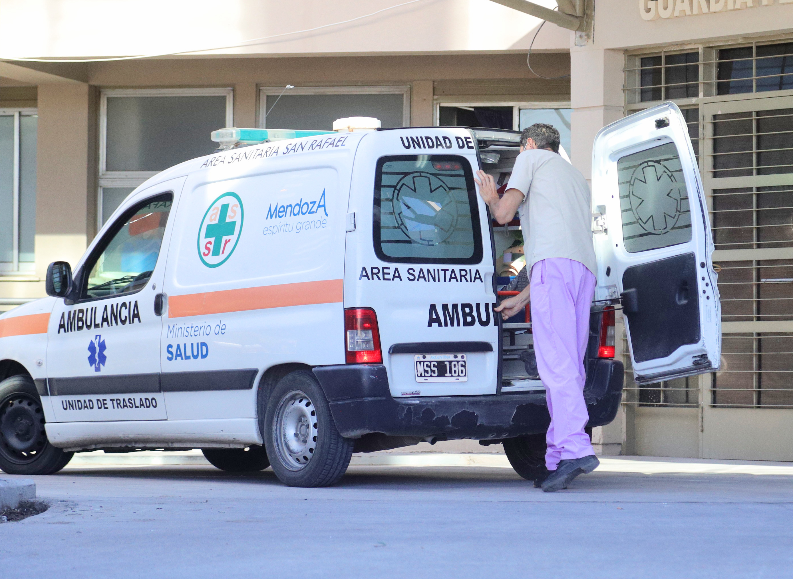 Fuerte choque entre un auto  y una moto