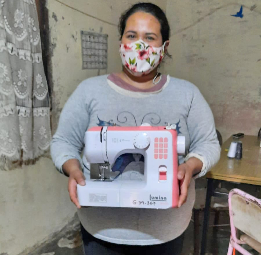 Vive en Las Aguaditas, recibió una máquina de coser y ahora quiere avanzar en su emprendimiento textil