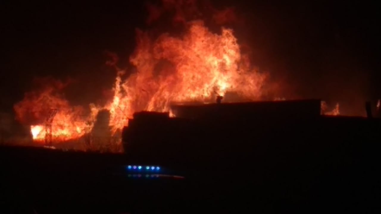 Adelanto: Feroz incendio en un aserradero