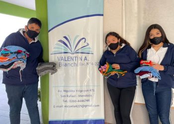 Alumnos de la escuela Bianchi donaron tejidos a ANIM-CONIN