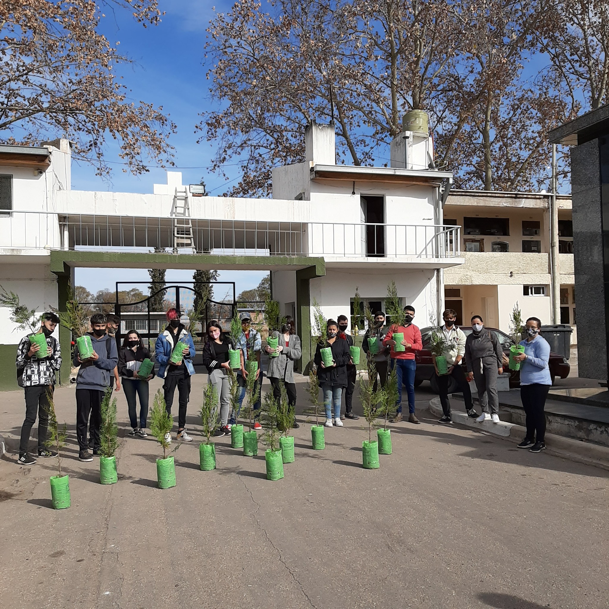 Alumnos de una escuela  plantaron árboles  en el Cementerio Central
