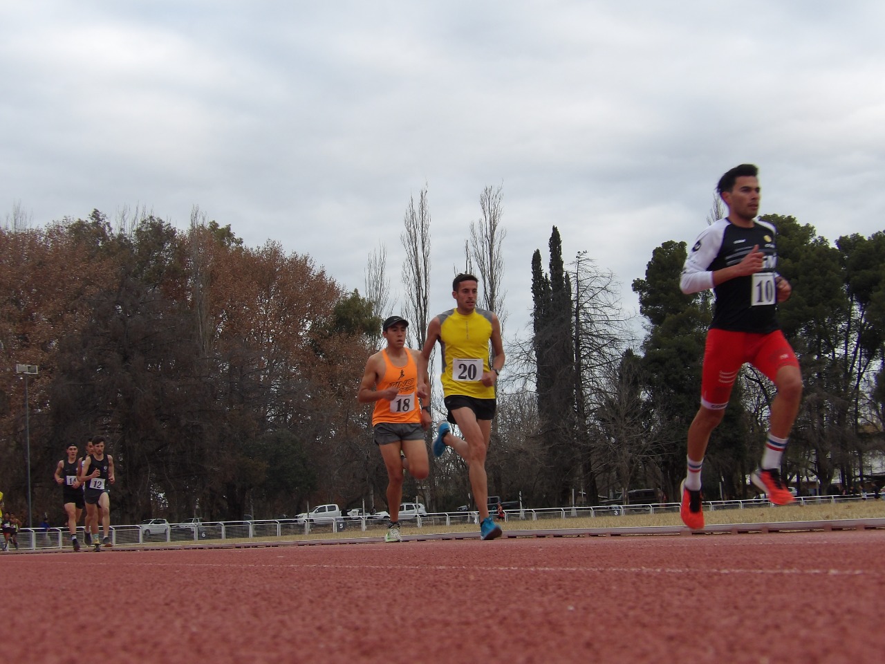 En la pista sintética del Poli N° 1 se disputa el Torneo de Invierno Sanrafaelino de atletismo