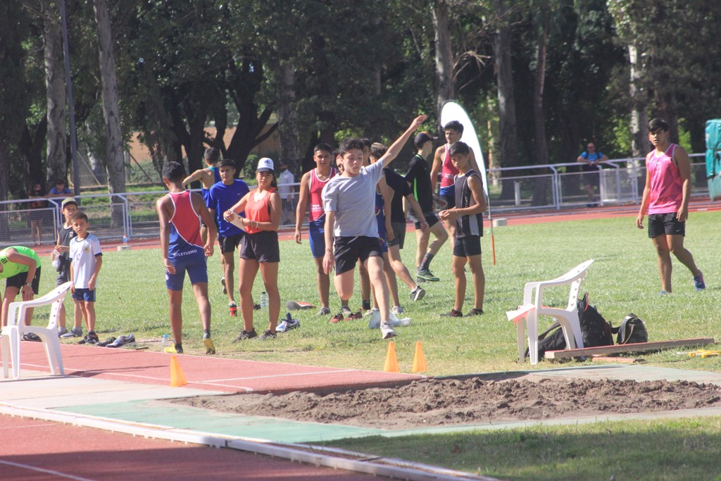 En la pista sintética del Poli N°1 se disputa el Torneo de Invierno de atletismo