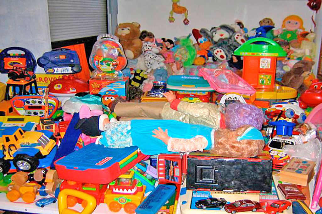 Bomberos voluntarios juntan juguetes y golosinas  para repartir en el Mes de la Niñez