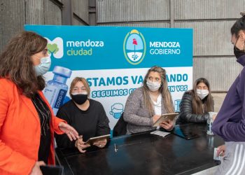 Covid: la ministra Nadal recorrió los centros de vacunación y destacó que en Mendoza se están “colocando 20 mil dosis diarias”