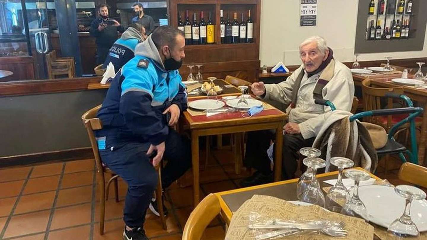 De película: un abuelo de 99 años dijo que iba a hacer un mandado y apareció en un restaurante a 70 kilómetros de su casa
